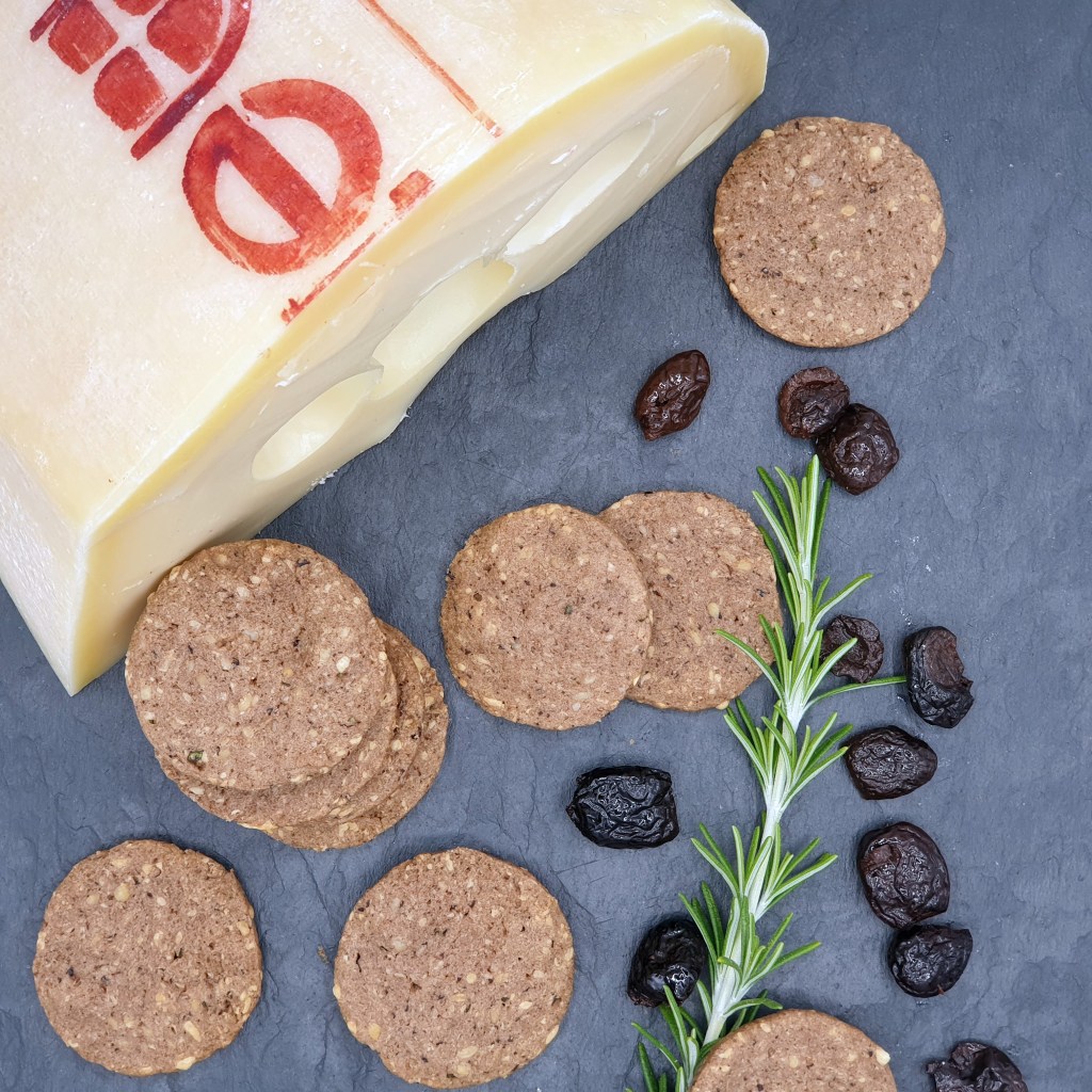 Biscuits apéro aux olives noires et Emmental de Savoie IGP