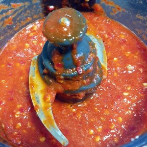 Préparation de la sauce sriracha maison au mixer