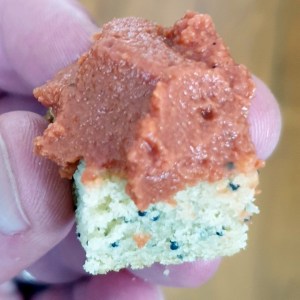 Pain de lentilles corail et houmous à la betterave et piquilo