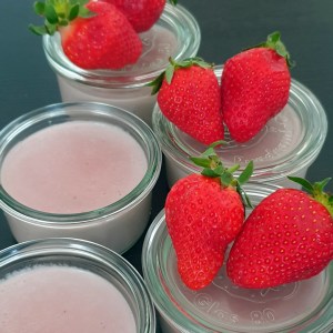 petits pots de crème végan aux fraises