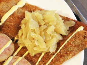 fondue d'oignons de Roscoff sur galette bretonne au sarrasin