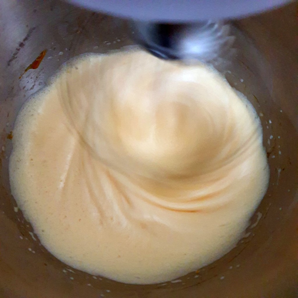 Blanchir les oeuf et le sucre du clafoutis aux cerises