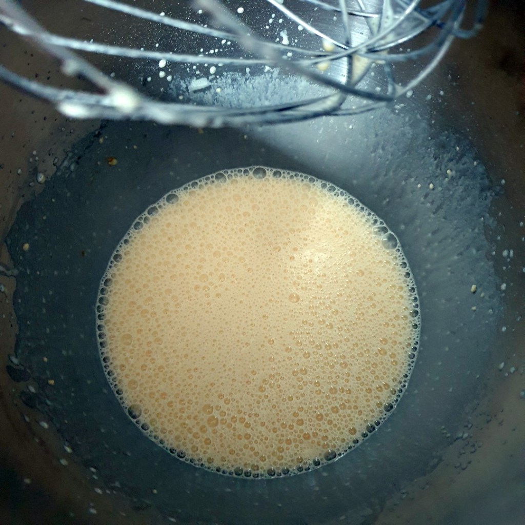 Mélanger tous les ingrédients du clafoutis aux cerises