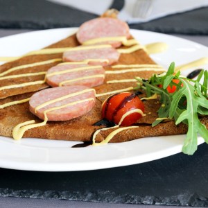 Galette Lyonnaise : base sarrasin, saucisson de Lyon, fondue d'oignon de Roscoff