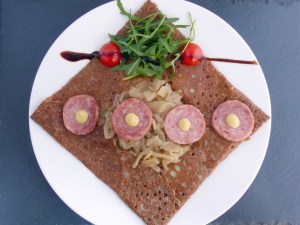 Galette Lyonnaise : base sarrasin, saucisson de Lyon, fondue d'oignon de Roscoff