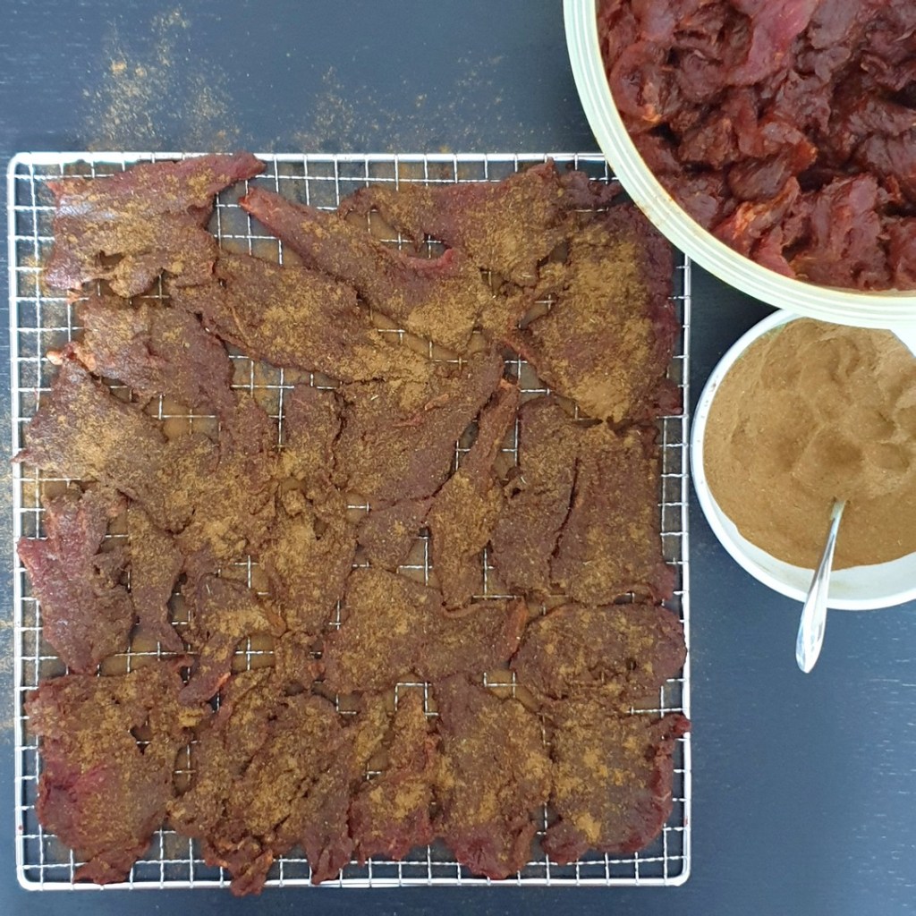 Saupoudrage du beef jerky avant déshydratation