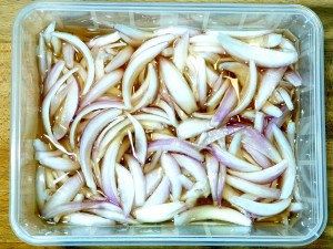 Découpe des pickles d'oignons de roscoff