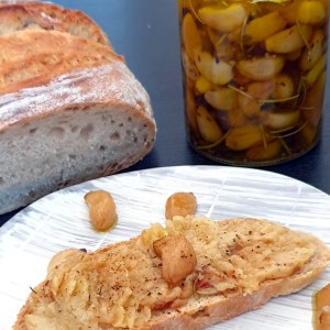 ail confit écrasé sur tartine de pain grillé