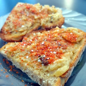 ail confit sur tartine de pain grillé