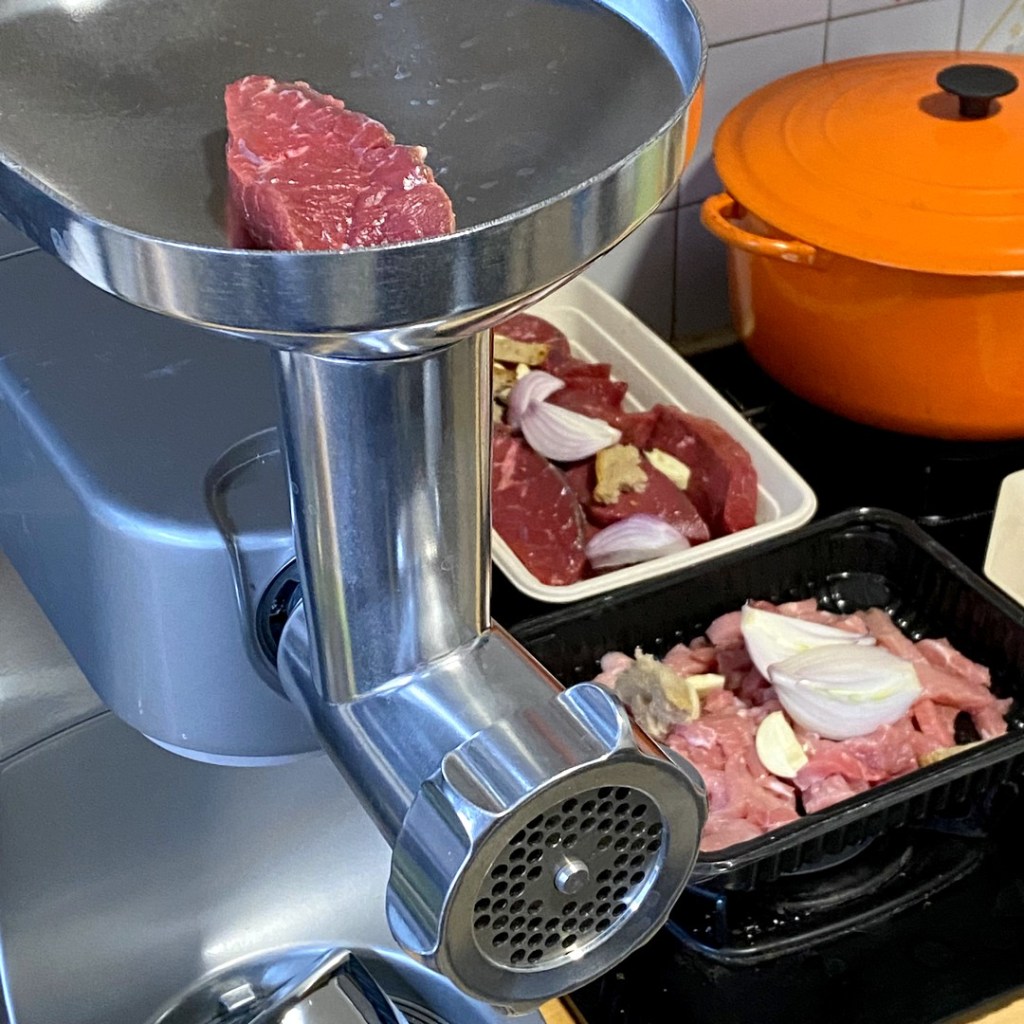 Hacher la viande des boles de picolat