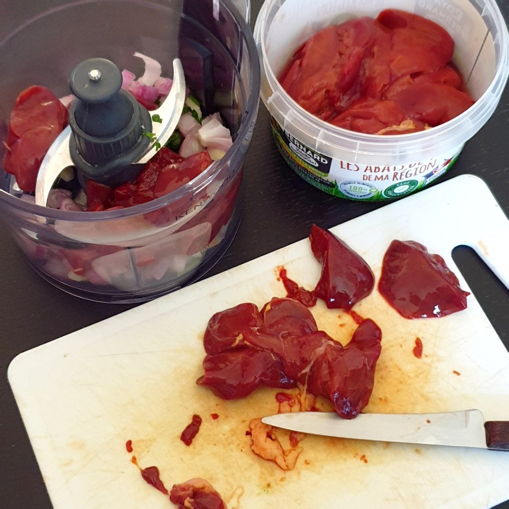 Parage des foies pour le gâteau de foies