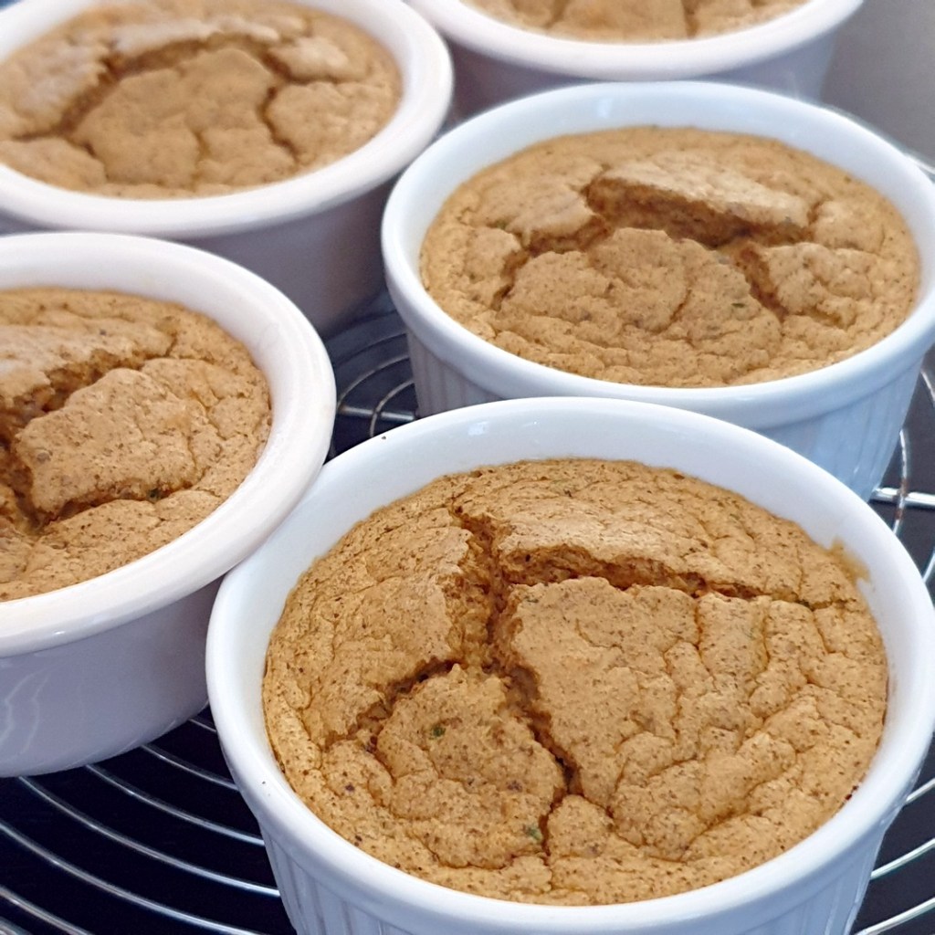 Sortie du four des gâteau de foies