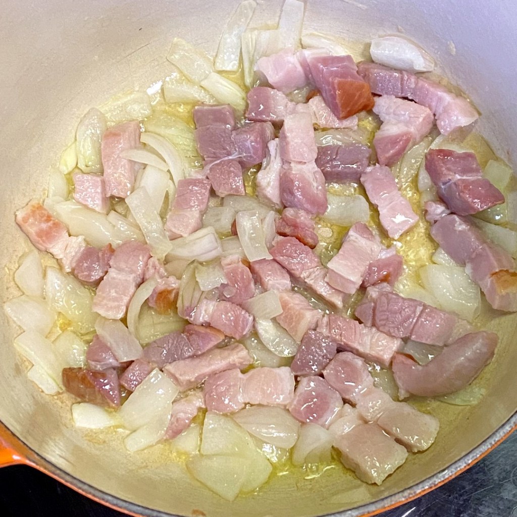 Lardons et oignons pour le sofregit