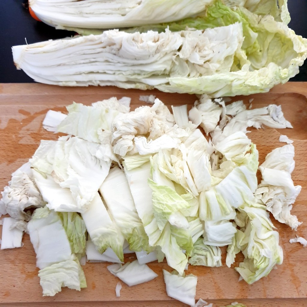 découpe du chou chinois pour le kimchi