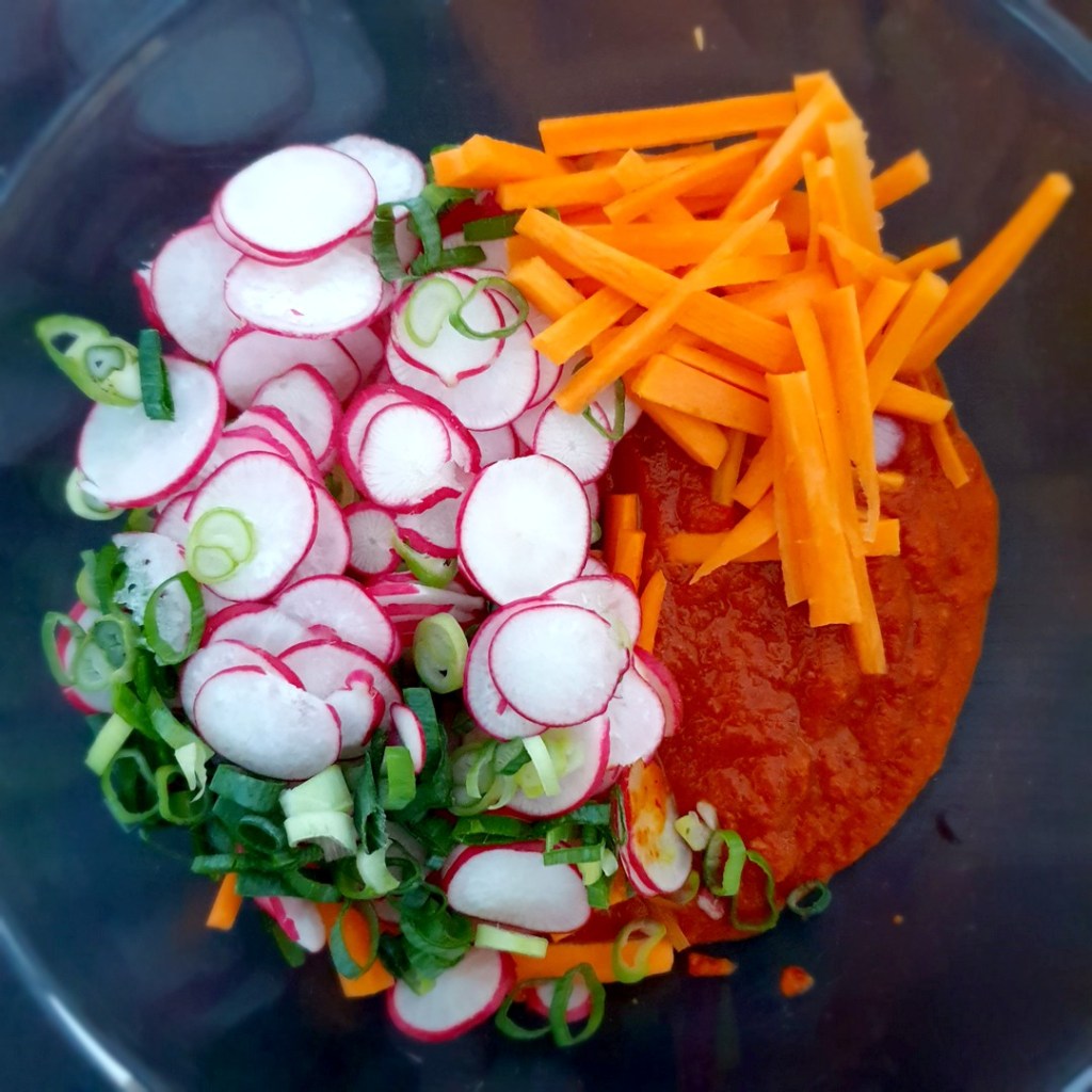 Légumes et gochugaru pour le kimchi