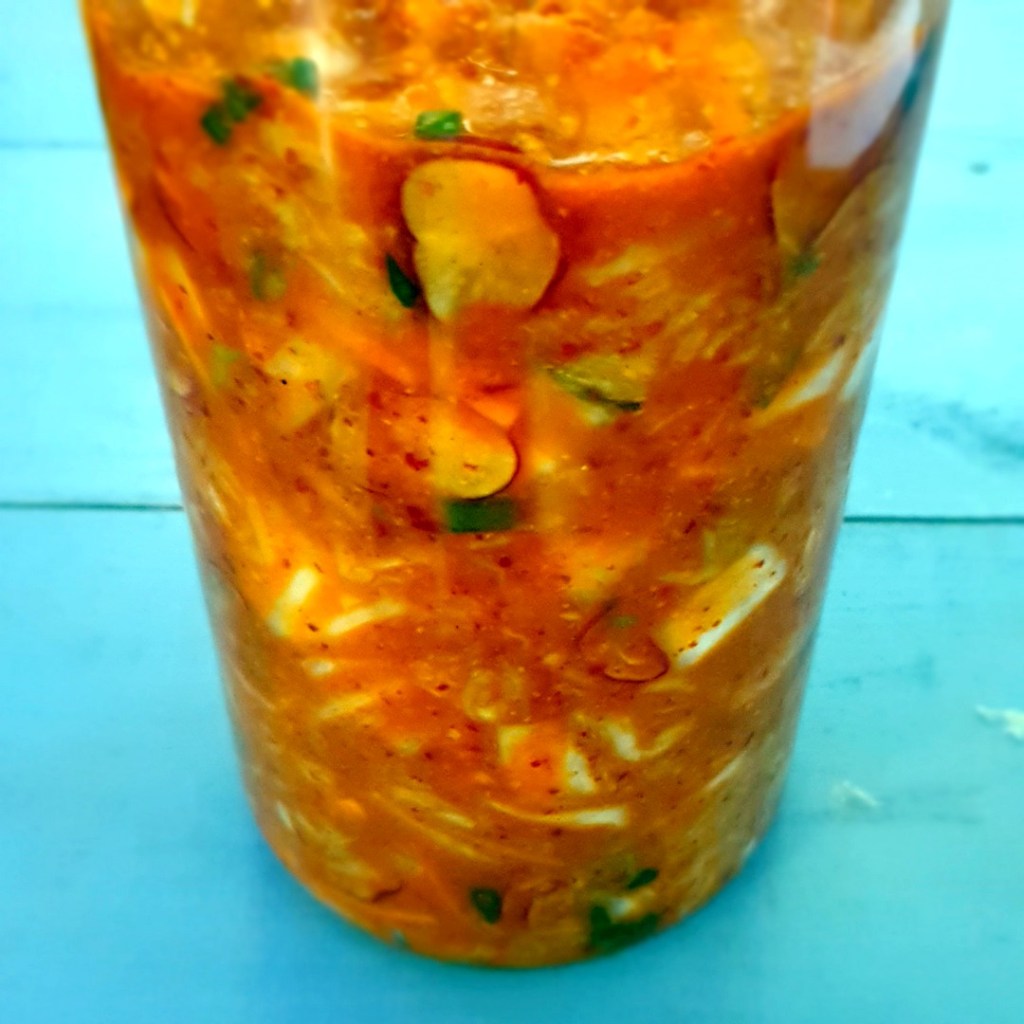 Mise en pot du kimchi de chou chinois