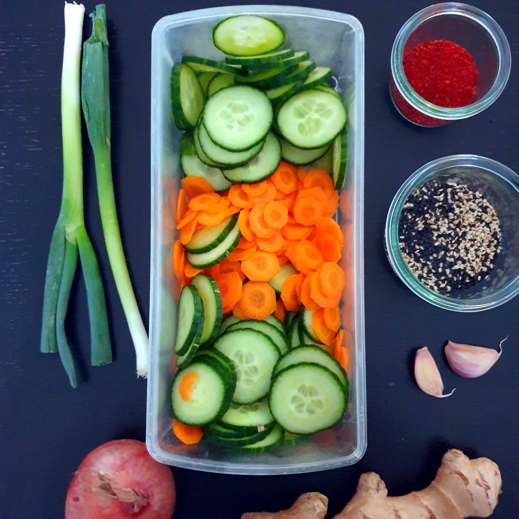 kimchi de concombre, découpe des légumes