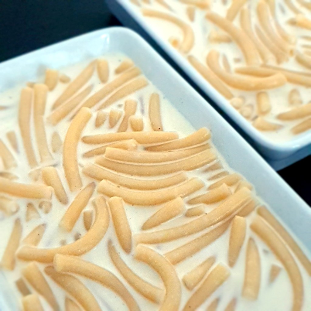 Mélanger les macaronis à l'appareil