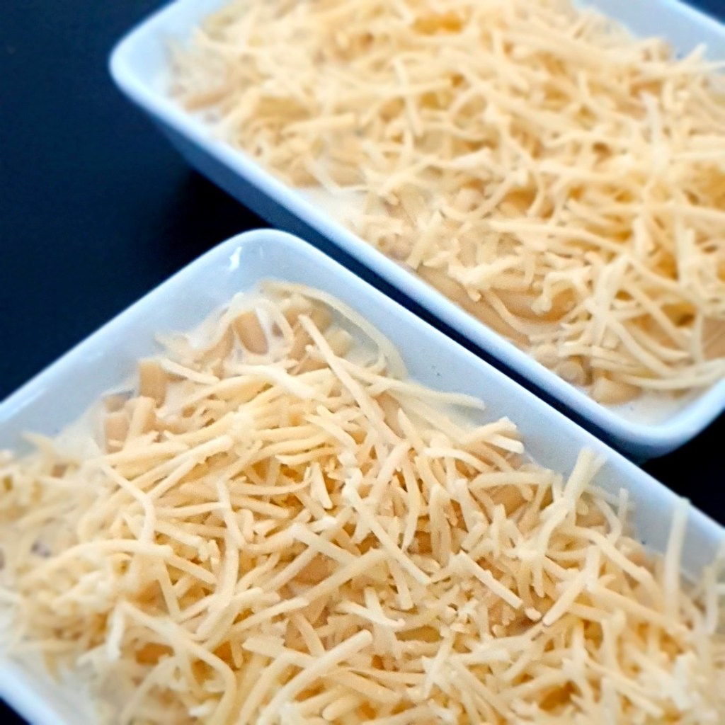 Le Comté râpé sur le gratin de macaroni à la lyonnaise