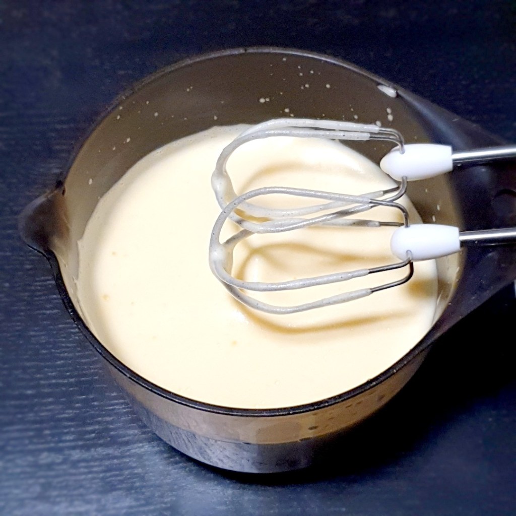 ajouter l'eau au oeufs blanchis