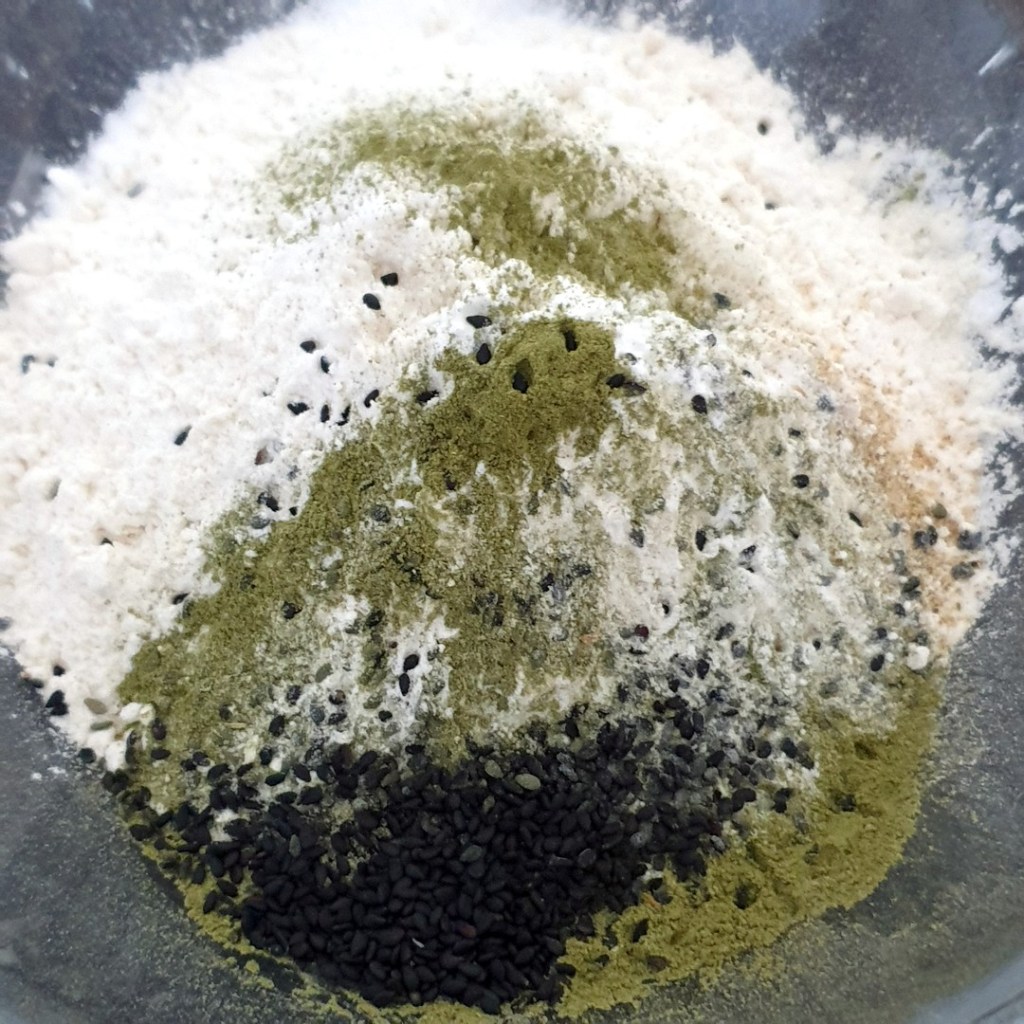 ingrédients secs des biscuits salés au sésame noir et molokheya