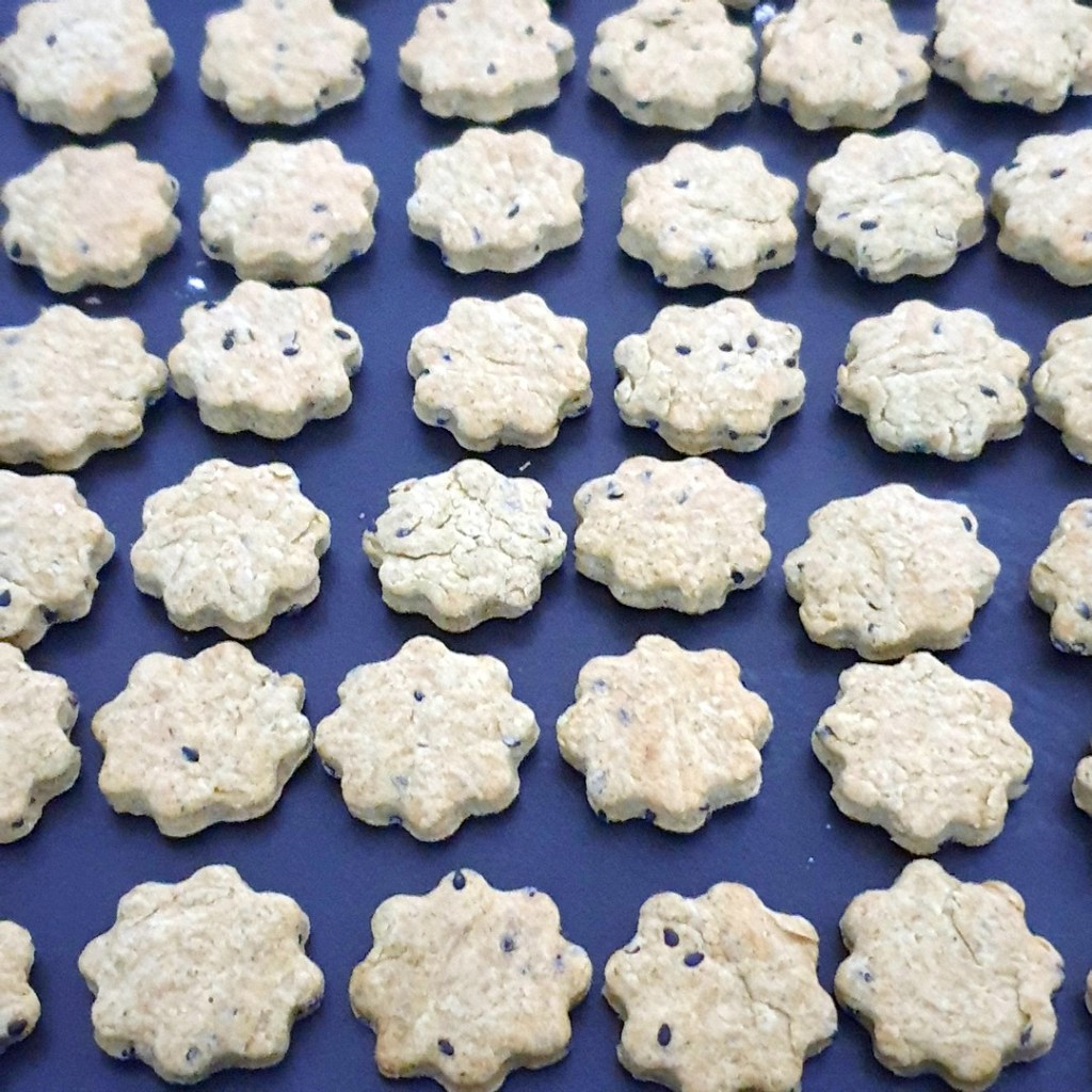 cuisson des biscuits au sésame noir et molokheya