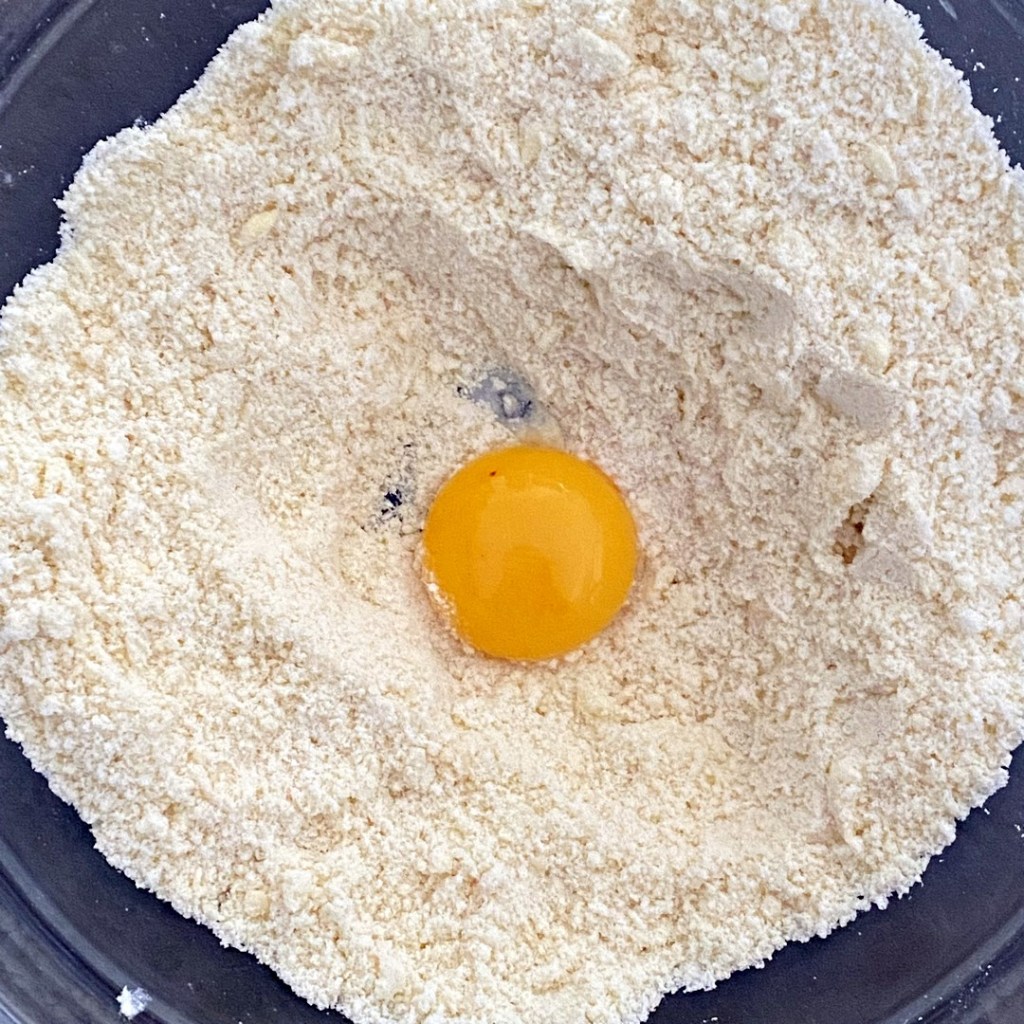 Préparation de la pâte brisée à l'oeuf