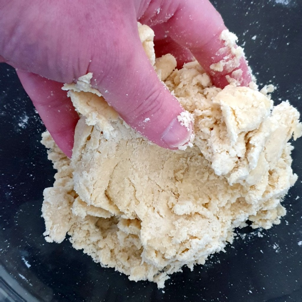 Mélange de la pâte brisée à l'oeuf