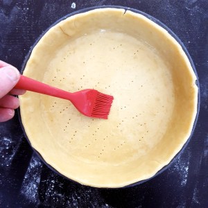 Blanc d'oeuf sur la pâte brisée