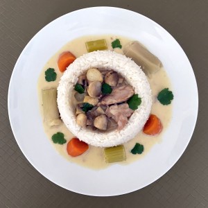 Blanquette de veau à l'ancienne, riz blanc et légumes du bouillon