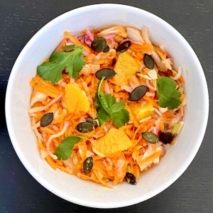 Salade de fenouil, carotte, daïkon, agrumes et graines de courge