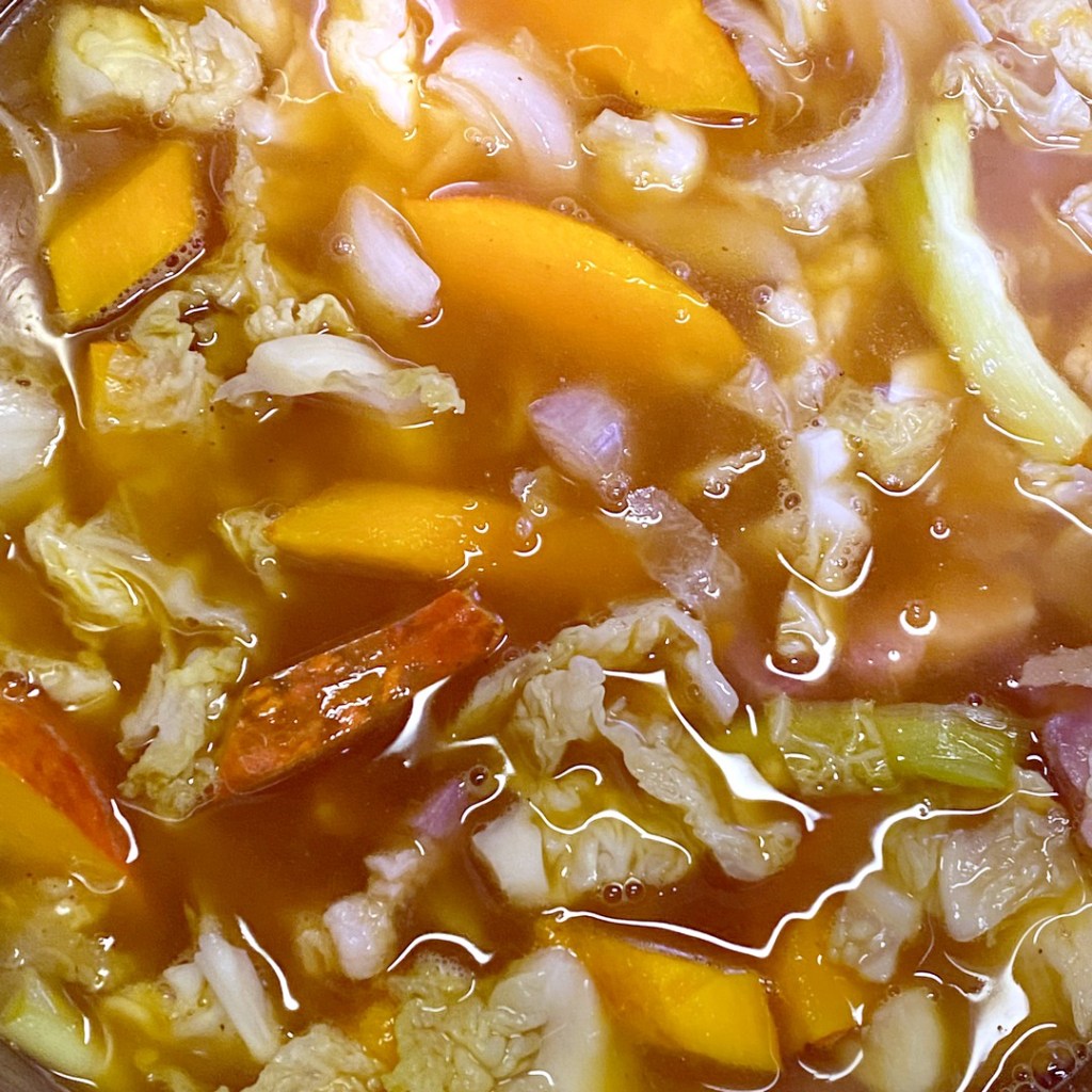 Cuisson de la soupe au potimarron et au chou vert