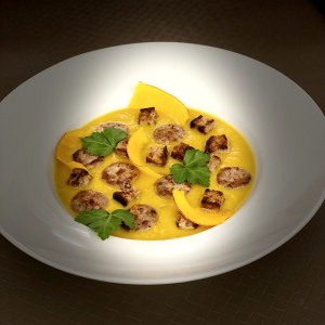 Soupe paysanne au potimarron, au chou vert et à la saucisse de Toulouse