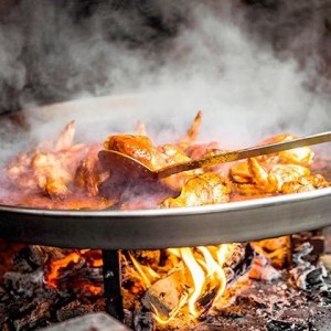 paella cuite sur un feu de bois