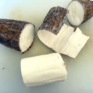 Foutou - découpe du manioc