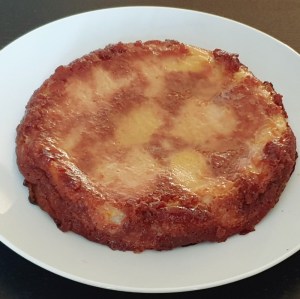 Démoulage du gateau invisible aux pommes