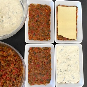 Assemblage des lasagnes de légumes d'été
