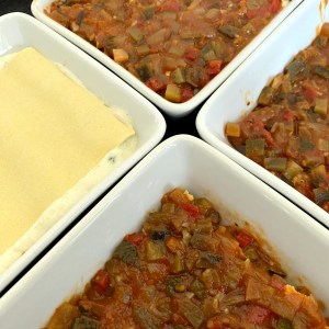 Assemblage des lasagnes de légumes d'été