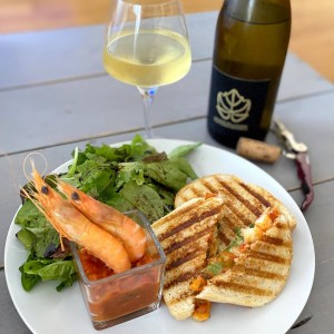 Croque gambas salsa et muscadet