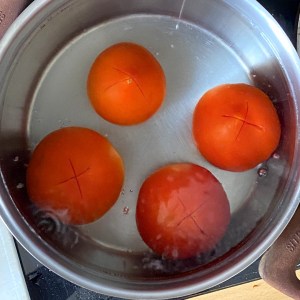 Sauce salsa, monder les tomates