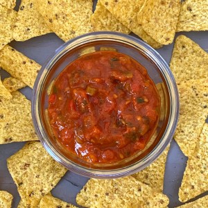 Sauce salsa maison, dip et tortillas