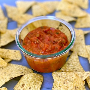 Sauce salsa maison, dip et tortillas