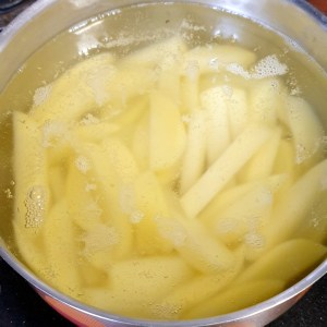 Frites en 3 cuissons, première cuisson à l'eau