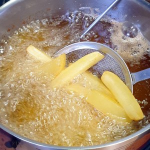 Frites en 3 cuissons, deuxième cuisson à la graisse de canard