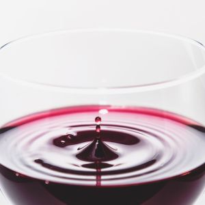 vin et quelques gouttes de sauce soja