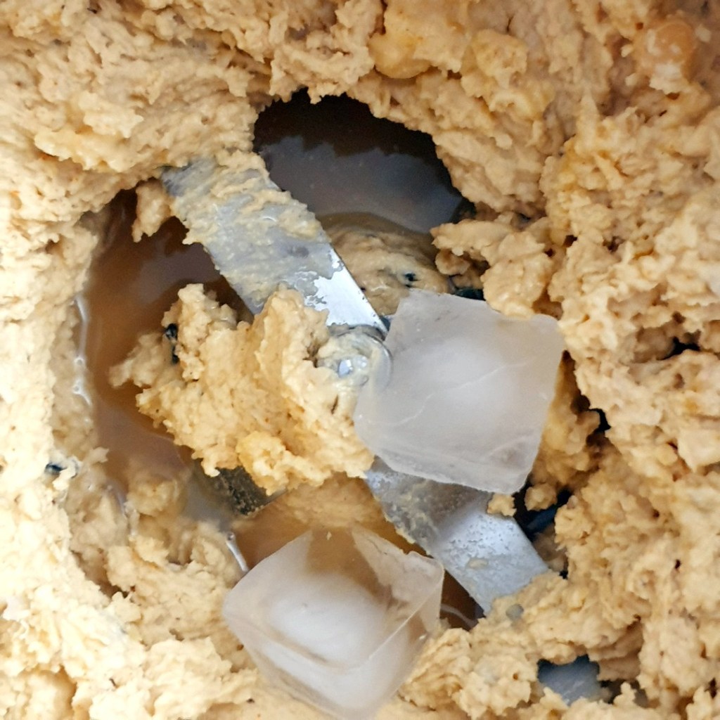 Houmous ail noir et piment fume - le secret des glaçons