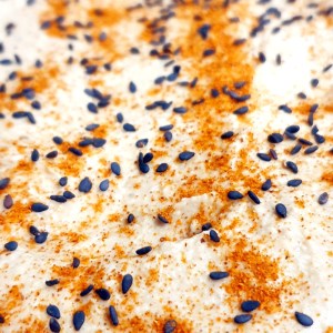 Houmous ail noir et piment fumé