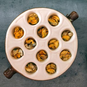 Moules gratinées - moules dans le plat à gratin